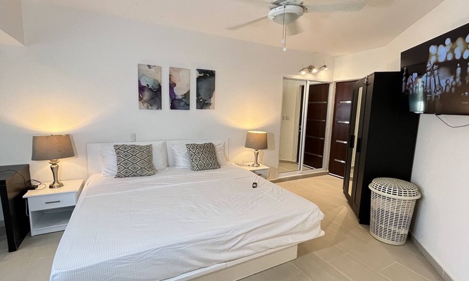 Residencial El Doral Apartment | King size bedn On the beachn Walk to everything n On the strip