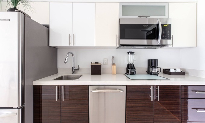 Bal Harbour Apartment | King Size Studio with Kitchenette, Steps Away from Bal Harbour Beach