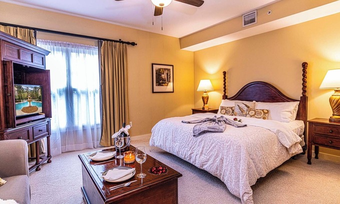 St. Augustine Condo | King Suite-1st floor-close to entrance-preserve view-comm pool-hot tub