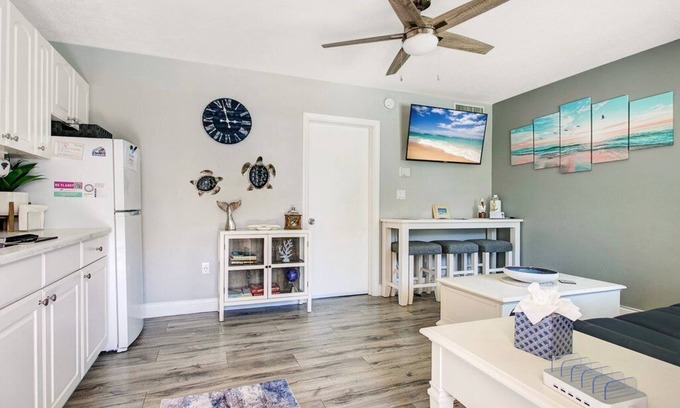 Bay Esplanade Condo | King Suite Condo with bath