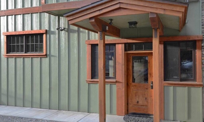 Yosemite West House | King Suite for Active Couples Inside Yosemite Gate, Your Basecamp for Adventure!