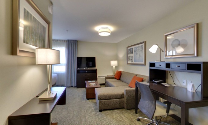 Madison Apartment | King Suite. Free Breakfast. Pool with a Slide. Near Olbrich Botanical Gardens!