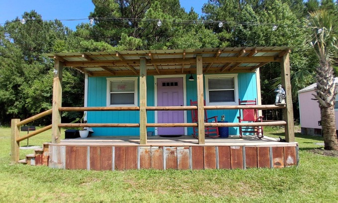 Hubert Cottage | King Suite Minutes to Beach Shopping Nature Trails Boating Historic Sites