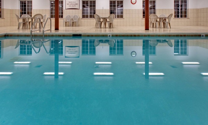 Rockford Condo | King Suite. Pool. Free Breakfast. Near Midway Village Museum!