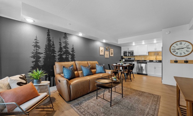 Branson Condo | King Suite w/Pool 2 min to Branson Landing