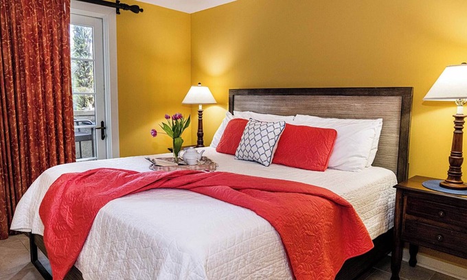 St. Augustine Condo | King Suite with full size fridge-balcony-pool courtyard view-sleeper sofa