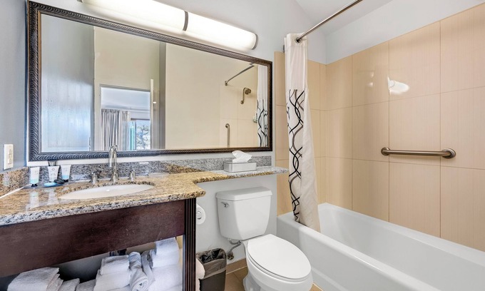 Bodega Bay Hotel | King Vaulted Ceiling Room with Ocean View