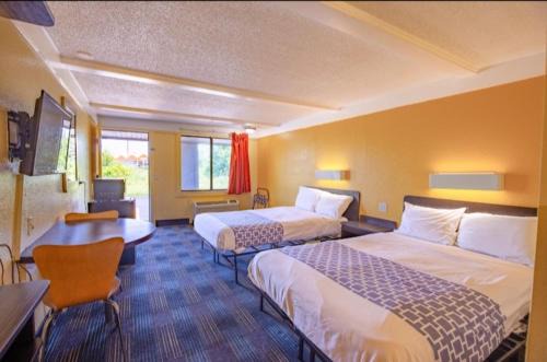 Benton Harbor Hotel | Kings Inn