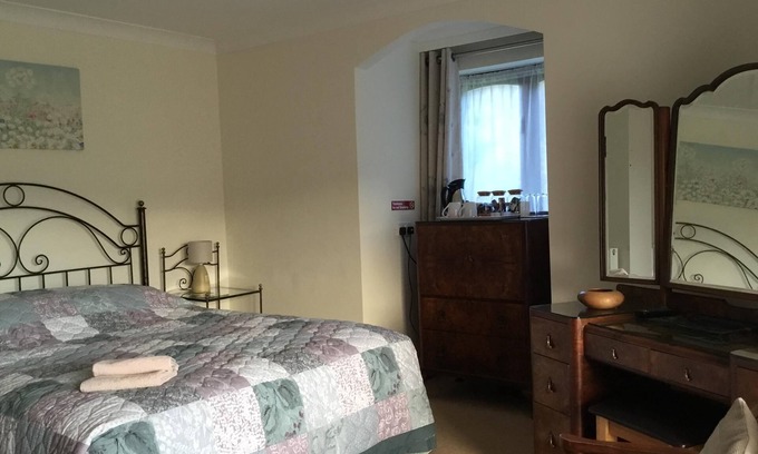 Kenn Other | Kingsize bed with ensuite Shower room