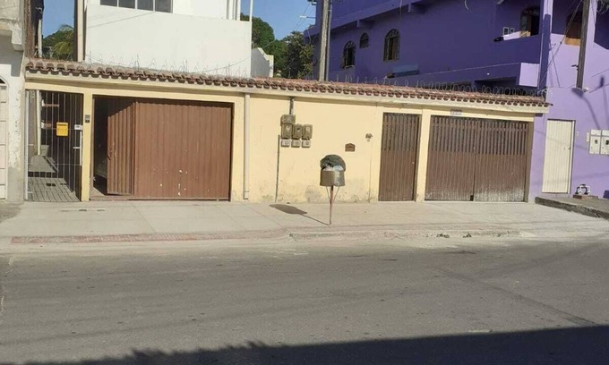 Bairro das Laranjeiras Apartment | Kitnet Branca, Pertinho da Praia e com Muita paz e Sôssego. Vem Conferir