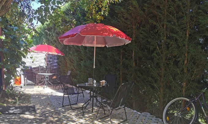 Hueckelhoven Apartment | Klimatisierte Nichtraucherzimmern mit Terrasse, Tische mit Stüllen und Grill
