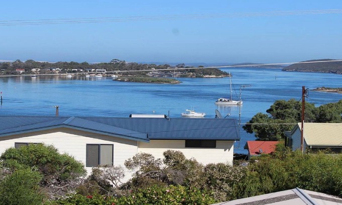 Lake Wangary House | Knighty's Shack has a great view of Coffin Bay in a comfortable, well appointed, affordable Holiday Shack