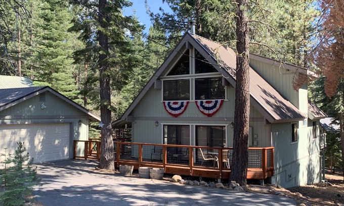 Truckee Cabin | Knotty Pine Family Cabin (Tahoe Donner) - Dogs Welcome!
