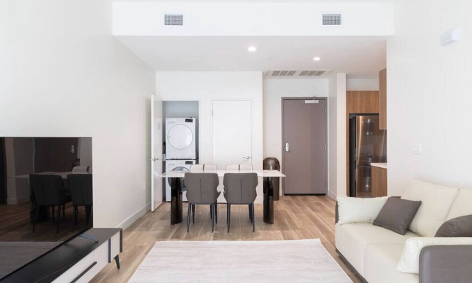 Wilshire Center Apartment | Koreatown Stay - 1BR Gym Pool Parking Wi-Fi！