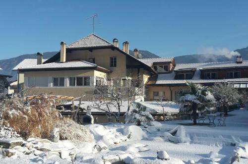 Nalles Apartment | Kreuzwegerhof Nals "Gutshof" - historic living with natural Pool Oasis