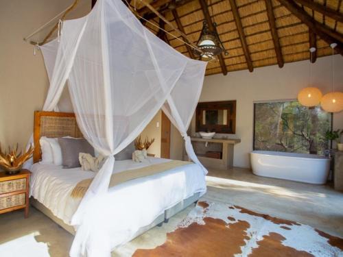 Thorny Bush Game Reserve Cabin | Kubu Bush Lodge