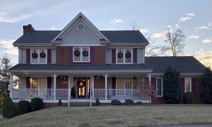 Bridgeport House | KY Derby Ready! Churchill Downs - LESS than 6 minutes!