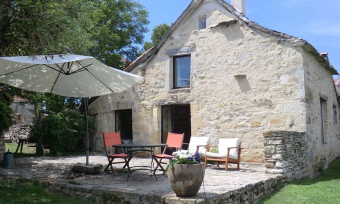 Puyjourdes Cottage | L'Etable - Cottage that overlooks miles of woodland