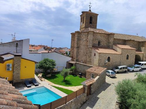 Castillo de Bayuela Ski Chalet | La casita de Ra