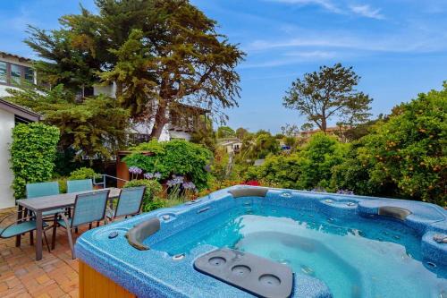 Country Club House | La Jolla Historic Gem, Hot Tub, Game Room, Garden Oasis with Firepit & Courtyard Dining