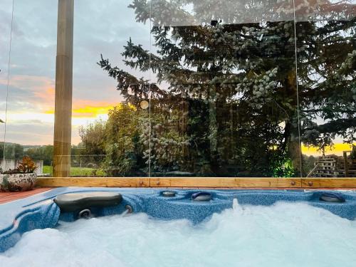 Blandin Bed & Breakfast | La k abane jacuzzi extérieur chauffée piscine de saison totalement privatisé