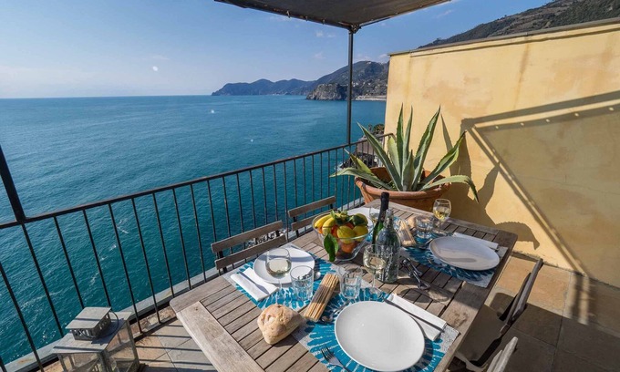 Manarola Apartment | La Lampara Sea View Terrace Apartment With AC