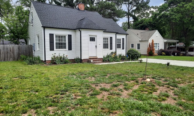 Fuquay-Varina House | La Provencale - cape cod with a fireplace & a fenced backyard in ♡ Fuquay-Varina