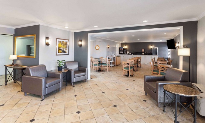 Independence Hotel | La Quinta Inn by Wyndham Cleveland Independence