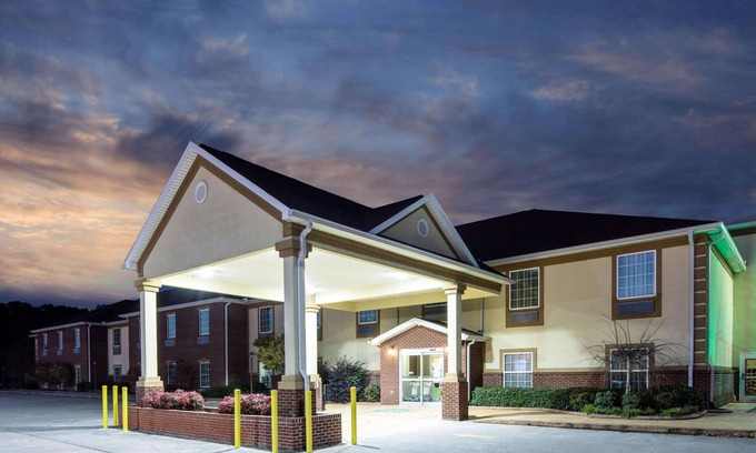 Calhoun Hotel | La Quinta Inn by Wyndham Calhoun South I-75