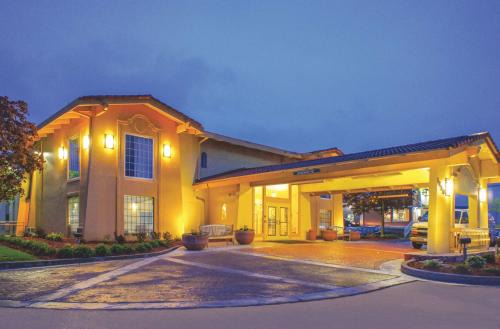 Quad Cities Hotel | La Quinta Inn by Wyndham Moline Airport