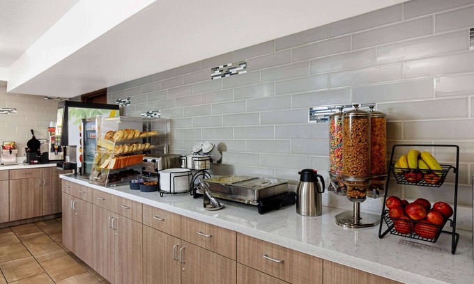 The Section Seven Hotel | La Quinta Inn & Suites by Wyndham Las Vegas Red Rock