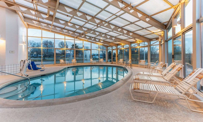 Gurnee Hotel | La Quinta Inn & Suites by Wyndham Chicago Gurnee