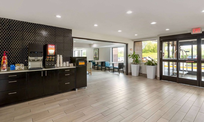 Clive Hotel | La Quinta Inn & Suites by Wyndham Des Moines West Clive