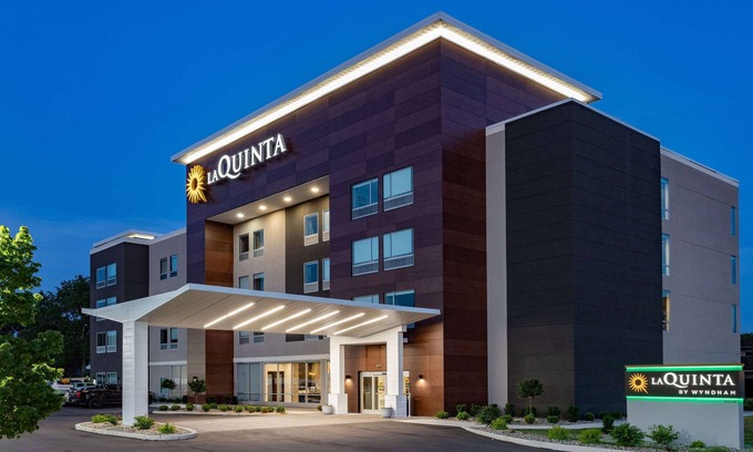 South Bend Hotel | La Quinta Suites by Wyndham South Bend Notre Dame Area