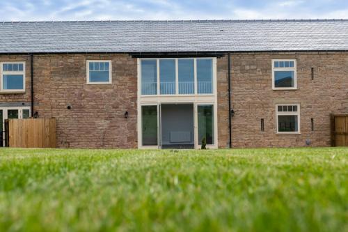 Worksop Apartment | La Roche-Barn with hot tub on the Welbeck estate