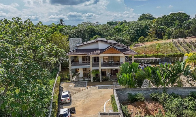 La Vega Villa | La Vega Villa With Private Pool and BBQ