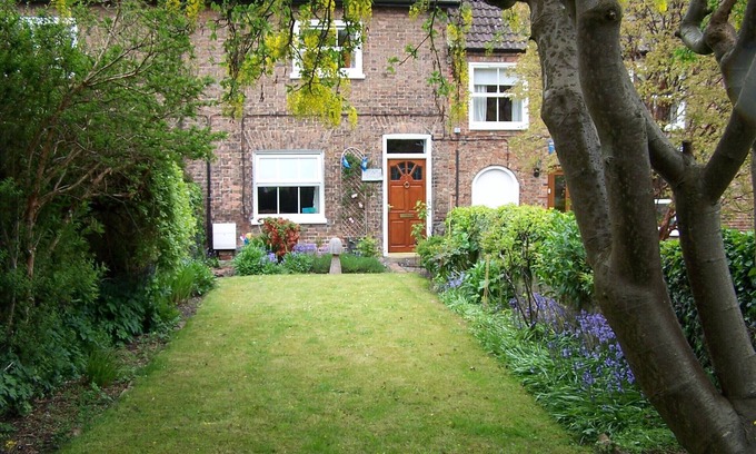 Bedale Cottage | Laburnum Cottage. Long enclosed dog friendly garden leading to the beck.