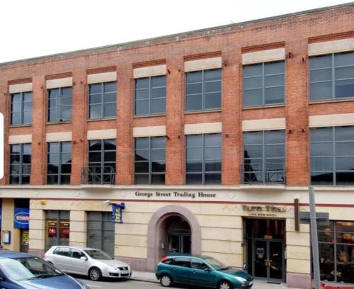 Nottingham City Centre Apartment | Lace Market Apartments - City Centre - 4 Beds Apartment with 2 Bathrooms and full Kitchen in George Street - close to Victoria Centre Shopping Centre and the Mercure Hotel - Outdoor Parking for Cars or Vans at five pounds a day