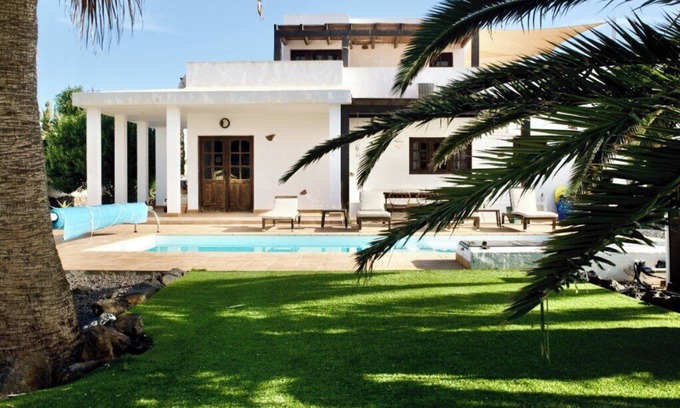 Lajares Villa | Lajares Villa-Sleeps 6-Free Parking-Playground