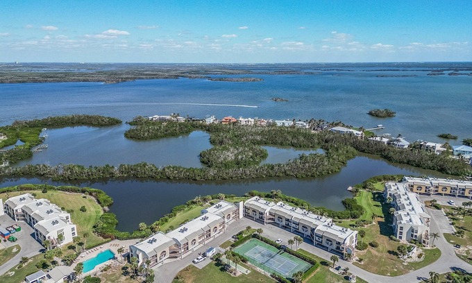 Mid Island Condo | Lake Access, Community Pool, Tennis & Pickleball -Condo Lagoon Landing -Roelens