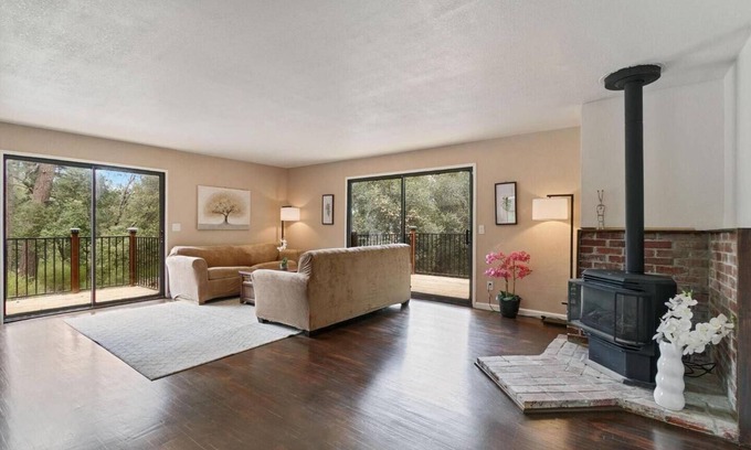 Auburn House | Lake Arthur 4 BR Unit with King Bed