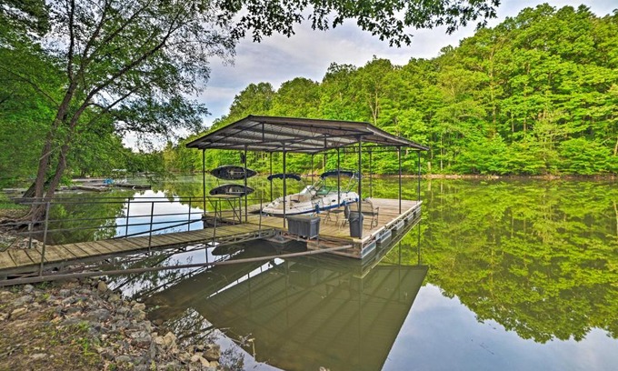 Cadiz House | Lake Barkley Home Private Dock, Kayaks, Fire Pit!