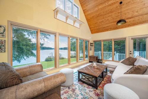Hillsborough House | Lake Days Getaway