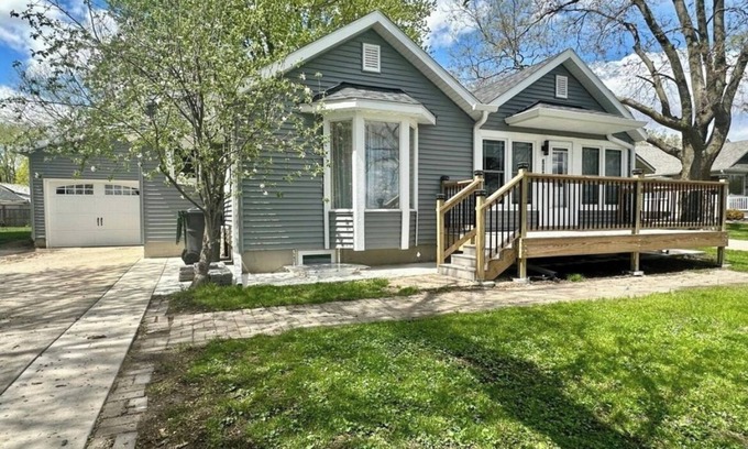 Worthington House | Lake front 2-bedroom house with WiFi and AC in welcoming Worthington