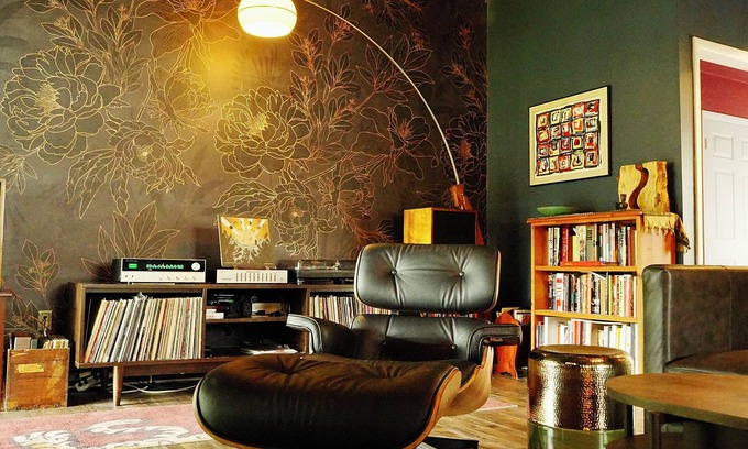 South Bend House | Lake Front, 5 minutes to ND, Mid Century Modern, vinyl lovers dream