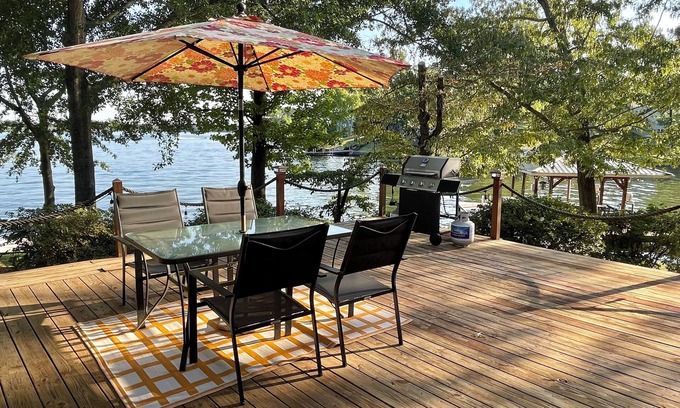 Leesburg Cottage | Lake Front Cottage, Private Boat Ramp & Dock, Kayaks, Arcade Games, Ping Pong