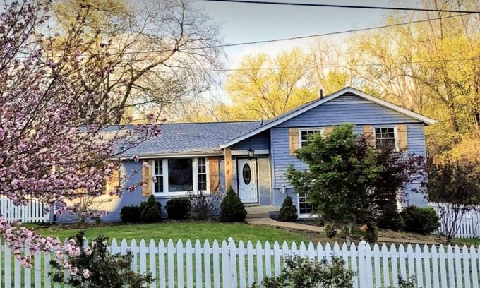 Mount Juliet House | Lake Front Haven with Dual Living Rooms, Hot Tub