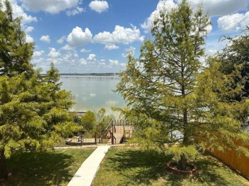 Grand Prairie House | Lake Front Home, around 15 minutes drive to AT&T and Epic Water