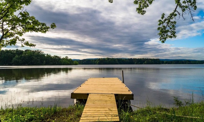 Middle Valley House | Lake Front Home at Chester Frost Park ~ w/Kayaks