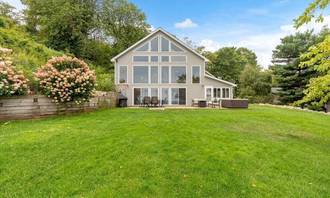 Aitkin House | Lake front home on beautiful Lake Mille Lacs with a 210 degree view of the lake.